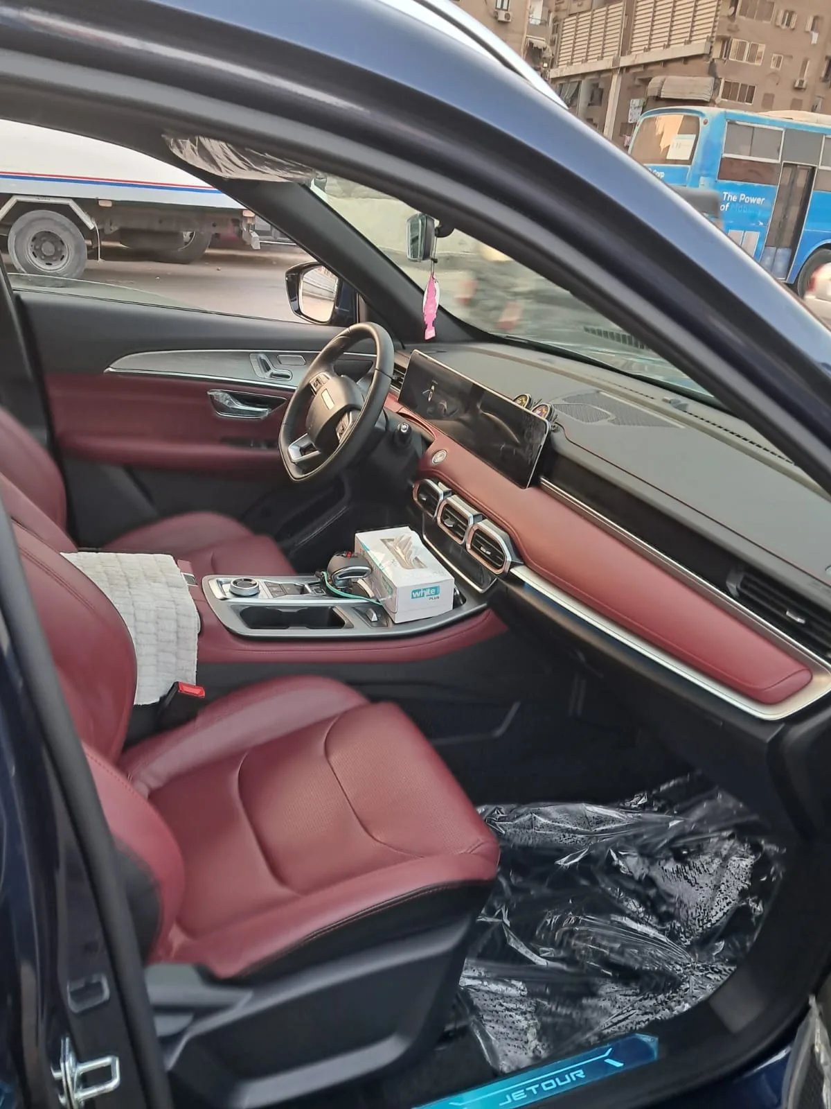 المقاعد ولوحة القيادة داخل سيارة JETOUR.