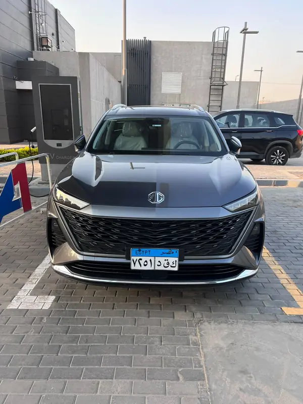 الواجهة الأمامية لسيارة تحمل علامة MG.